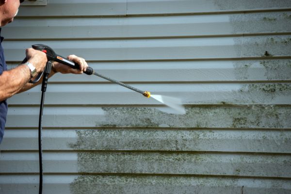 Vinyl Siding Power Washing in Ventura