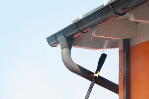 Eaves Power Washing in Ventura